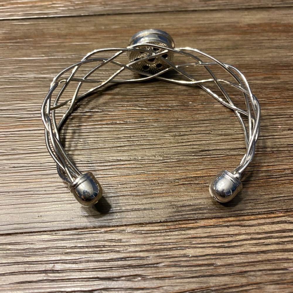 Eye-catching White kaleidoscopic patterned Cabochon silver plated bracelet - Picture 4 of 4